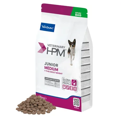 Virbac Veterinary HPM Junior Medium >11 kg Adult Weight, croquettes visibles devant le sac. Texte visible : Carnivore Nutrition protéines 35 %, matières grasses 20 %, glucides 25 %.