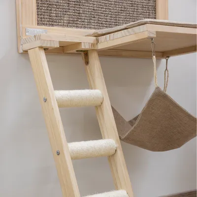 Holzleiter mit Sisalstufen, Hängematte aus Stoff und Plattform mit Kratzfläche. Geeignet für Haustiermöbel oder Kletterstrukturen.