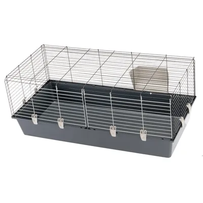 Kleintierkäfig mit grauer Kunststoffwanne und Metall-Gitterwänden, inklusive seitlicher Clips und einer integrierten Futterstation.