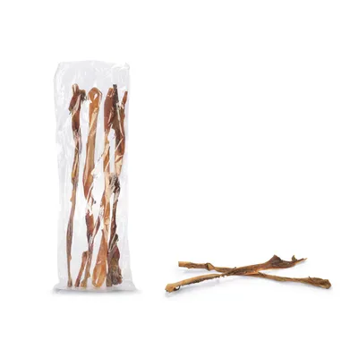 Getrocknete Kaustangen in transparenter Verpackung und lose daneben liegend. Produkt für Haustiere.