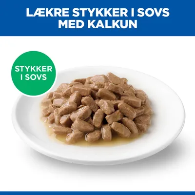 Stykker i sovs med kalkun på en hvid tallerken, tekst: LÆKRE STYKKER I SOVS MED KALKUN, Stykker i sovs.