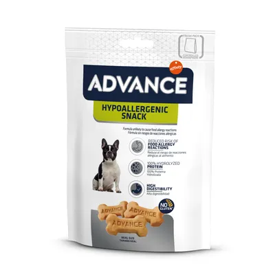 Pachet Advance Hypoallergenic Snack cu imagine de câine, biscuiți în formă de os, text vizibil: 'Reduced risk of food allergy reactions', '100% hydrolyzed protein', 'High digestibility', 'No gluten'.