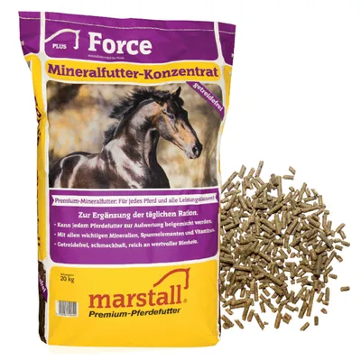 Пакет Marstall Premium-Pferdefutter Force Mineralfutter-Konzentrat 20 кг с изображение на кон и насипни пелети. Видим текст на немски за състава и предназначението.