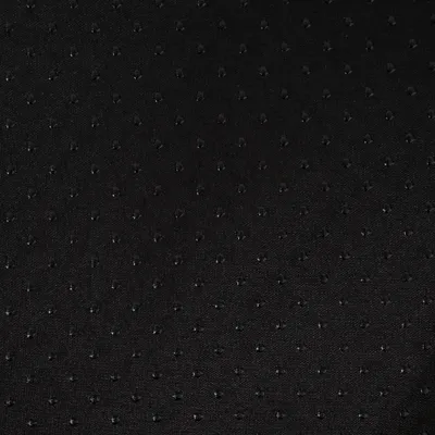 Schwarzer Stoff mit kleinen, gleichmäßig angeordneten Punkten. Materialstruktur und Muster sind deutlich sichtbar. Schwarzer Stoff mit kleinen, gleichmäßig angeordneten Punkten. Materialstruktur und Muster sind deutlich sichtbar.
