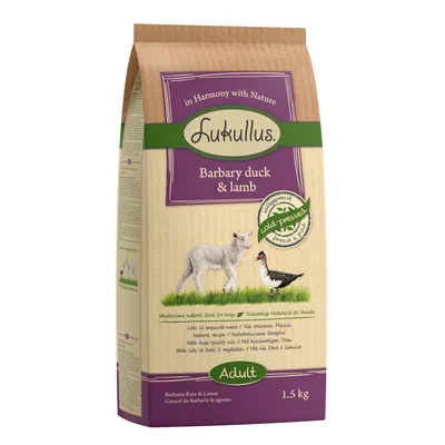 Saco de 1,5 kg de comida para perros Lukullus Barbary duck & lamb Adult. Texto visible: Cold pressed, in Harmony with Nature. Imagen de un cordero y un pato en el envase.