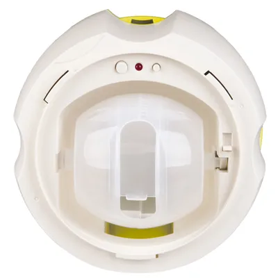 Plastový automat na krmivo s víkem, tlačítky ON/OFF a RESET a červenou kontrolkou. Pohled shora na vnitřní prostor pro dávkování.