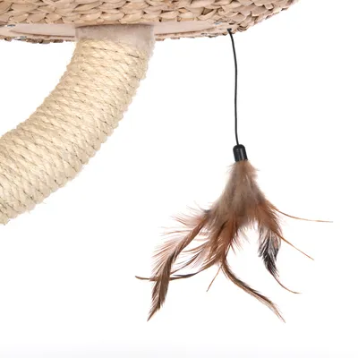 Λεπτομέρεια ξυστρίδας γάτας με στήλη από σχοινί και κρεμαστό παιχνίδι με φτερά σε νήμα. Ορατά υλικά: σχοινί, φυσικά φτερά, πλαστικό.