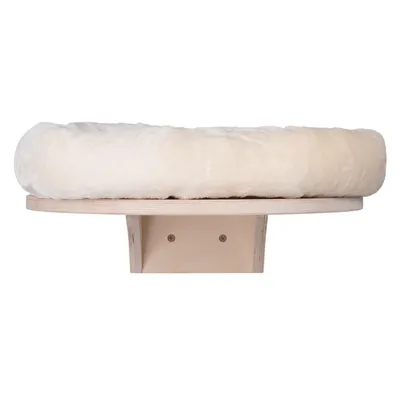 Plateforme murale en bois clair avec coussin rond beige en tissu pelucheux, fixation visible sous la planche.