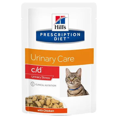 Hill's Prescription Diet Urinary Care c/d с пиле, клинична храна за подпомагане при уринарен стрес. Изображение на котка и парчета храна.