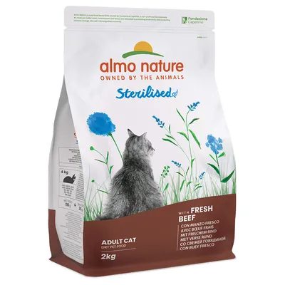 almo nature Sterilised Adult Cat crocchette con manzo fresco, 2kg. Confezione con gatto e motivo floreale.