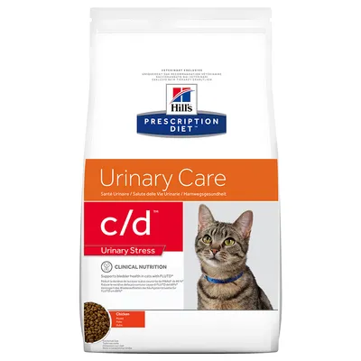 Hill's Prescription Diet Urinary Care c/d Urinary Stress -kuivaruoka kissoille, kana. Pakkauksessa harmaa raidallinen kissa ja tekstiä englanniksi tuotteen ominaisuuksista.