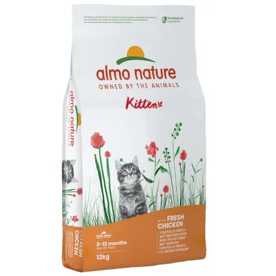 almo nature Kitten torrfoder med färsk kyckling, 2–12 månader, 12 kg. Text: OWNED BY THE ANIMALS, FRESH CHICKEN, Fondazione Capellino. Bild på kattunge och blommor.