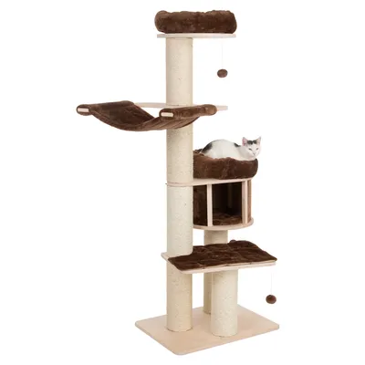 Ansamblu de joacă pentru pisici cu platforme maro, stâlpi acoperiți cu sisal, două mingi suspendate și o pisică albă cu pete negre așezată pe una dintre platforme.