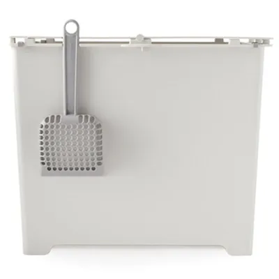 Kattenbak van lichtgrijs plastic met bijpassende kattenbakschep aan de voorkant bevestigd. Beide onderdelen zijn zichtbaar en tonen het materiaal en ontwerp.