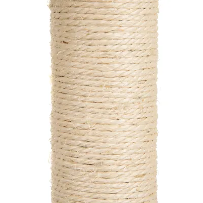 Gros plan sur un poteau cylindrique recouvert de corde en sisal beige, matériau visible utilisé pour griffoirs ou arbres à chat.