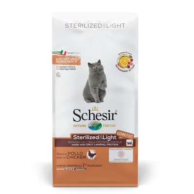 Schesir Sterilized & Light per gatto, ricco in pollo, low fat, con ingredienti naturali, senza conservanti né coloranti aggiunti, proteina animale come primo ingrediente.