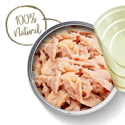 Otevřená konzerva s kousky masa, viditelný nápis '100% Natural' na obrázku.
