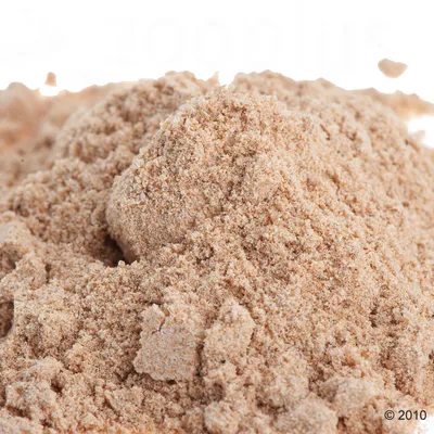 Brunligt pulver i løs form, uden synlig emballage eller mærkning. Ingen tekst eller brandnavn fremgår.