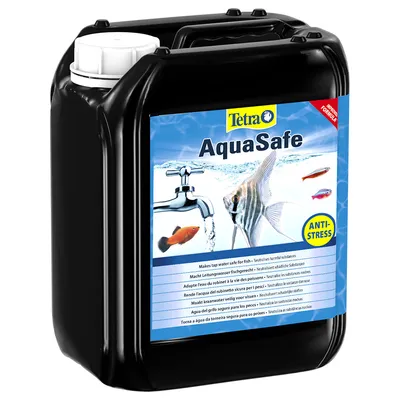 Tetra AquaSafe, zwarte jerrycan met etiket. Tekst: 'Maakt kraanwater veilig voor vissen', 'ANTI-STRESS'. Afbeelding van kraan en aquariumvissen op het etiket.