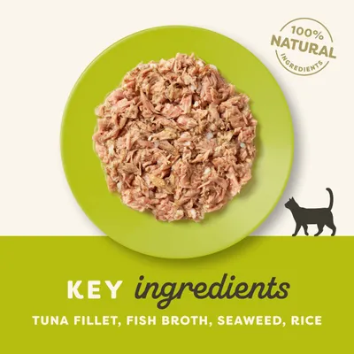 Kluczowe składniki: tuna fillet, fish broth, seaweed, rice. 100% natural ingredients. Na zdjęciu porcja karmy na zielonym talerzu, sylwetka kota.