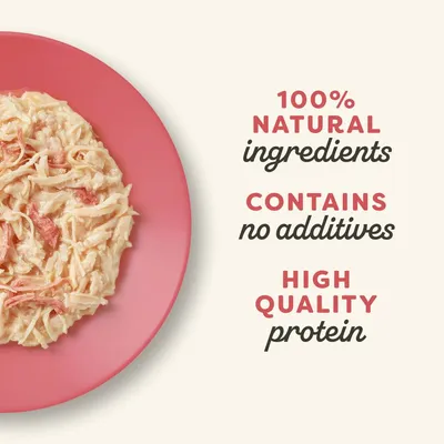 100% natural ingredients, contains no additives, high quality protein – tekst w języku angielskim widoczny obok dania na różowym talerzu.