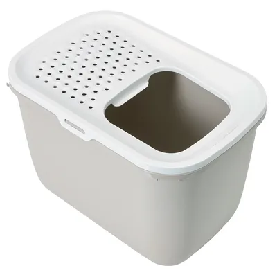 Caja de arena para gatos de plástico gris con tapa blanca, entrada superior y orificios en la tapa para ventilación.