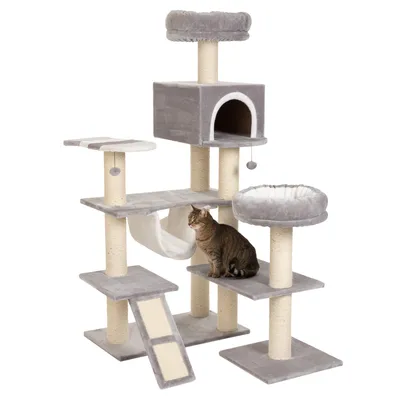 Rascador para gatos de varios niveles en gris con postes de sisal, cueva, hamaca, rampas y dos camas redondas. Un gato está sentado sobre una de las plataformas.