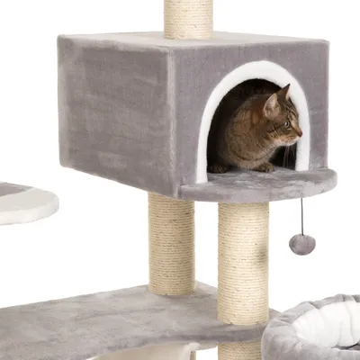 Rascador para gatos con postes de sisal, cueva cuadrada tapizada en gris y bola colgante. Gato atigrado dentro de la cueva.