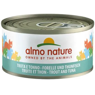 Lata de alimento Almo Nature, texto visível: 'Owned by the Animals', sabor trota e atum em várias línguas.