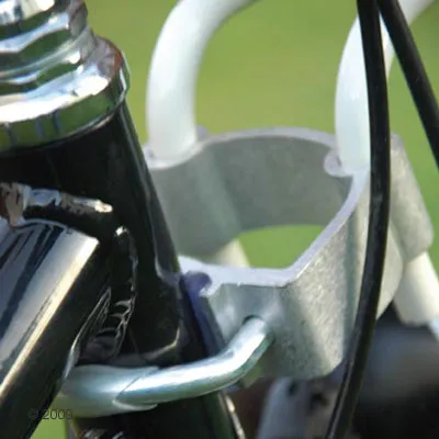 Primo piano di un supporto metallico argento fissato a un telaio di bicicletta nero.