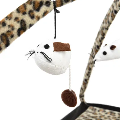Hangend kattenspeelgoed in de vorm van een witte stoffen muis met bruine accenten, bevestigd aan een frame met luipaardprint.
