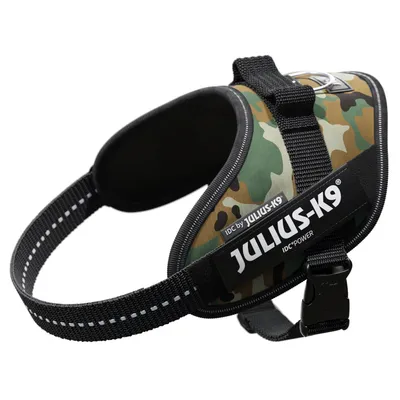 Julius-K9 IDC-Power σαμαράκι σκύλου με σχέδιο παραλλαγής και μαύρο ιμάντα, ορατές ανακλαστικές λωρίδες.