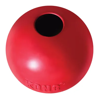 Röd KONG-boll med öppning, lämplig för godis eller leksaker. Varumärket 'KONG' synligt på ytan.
