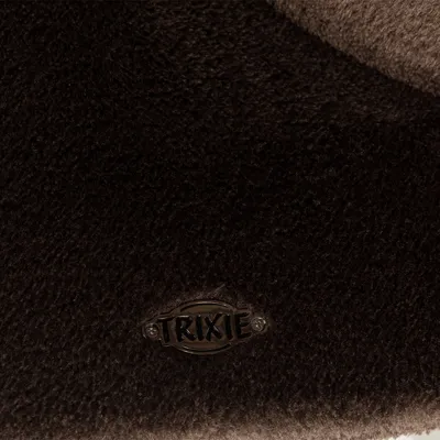 Logo Trixie viditeľné na hnedom, nadýchanom textile.