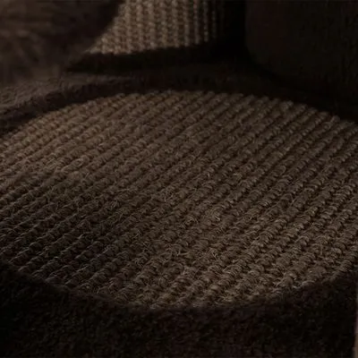Superfície de arranhador para gatos em tecido castanho escuro com textura visível.