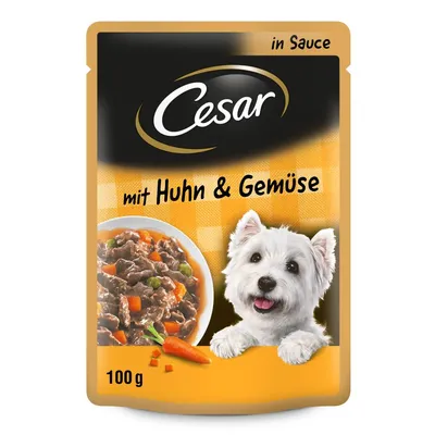 Envase de comida húmeda Cesar, texto visible: mit Huhn & Gemüse, in Sauce, 100 g. Imagen de un perro blanco y plato con trozos de carne, zanahoria y guisantes.