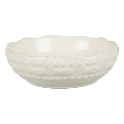 Vit keramikskål med vågig kant och upphöjt fiskmönster runt om. Ingen synlig text eller varumärke.