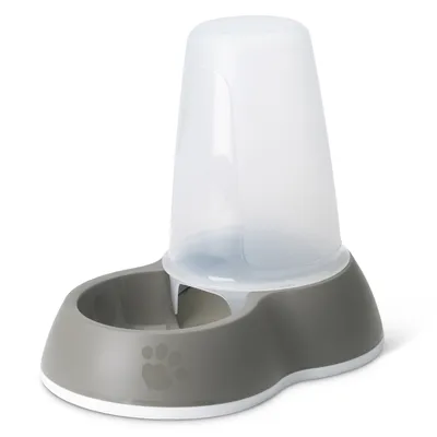 Grijze kunststof voer- of waterdispenser met transparant reservoir en pootafdruk op de voorkant, geschikt voor huisdieren.