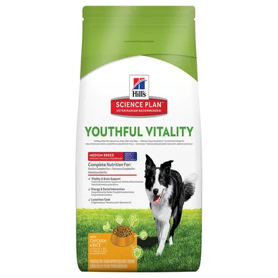 Hill's Science Plan Youthful Vitality суха храна за кучета средни породи, с пиле и ориз. На опаковката има изображение на черно-бяло куче и купичка с гранули.