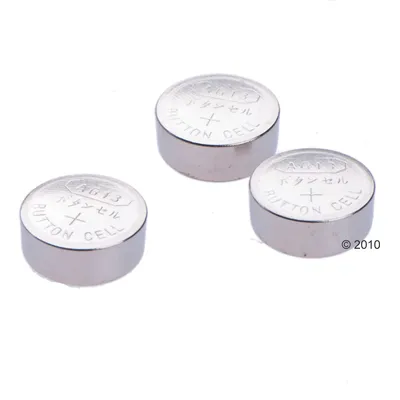 Kolme hopeista nappiparistoa, joissa merkintä AG13 ja Button Cell, sopii elektronisiin laitteisiin.