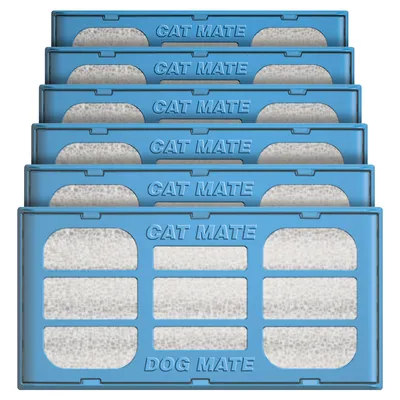 Sei cartucce filtranti blu con la scritta CAT MATE e DOG MATE, impilate una accanto all'altra.