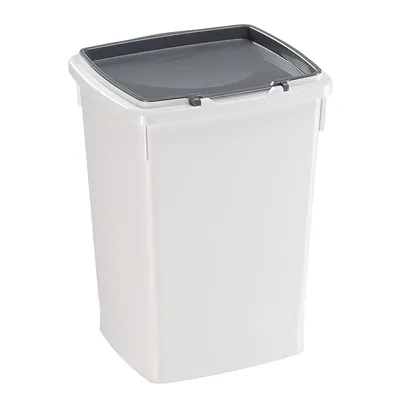 Hvid plastbeholder med gråt låg, egnet til opbevaring af dyrefoder eller andre materialer.