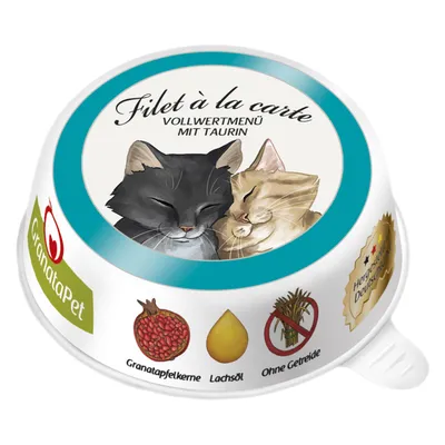 GranataPet Filet à la carte, Vollwertmenü mit Taurin. Ilustrácia dvoch mačiek na viečku. Ikony: granátové jablko, lososový olej, bez obilnín. Text v nemčine.