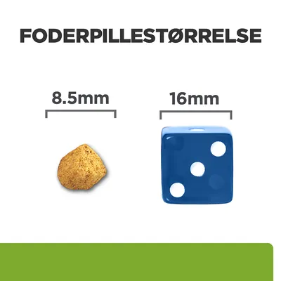 Foderpillestørrelse vist: foderpille 8,5 mm sammenlignet med blå terning på 16 mm. Tekst: FODERPILLESTØRRELSE, 8.5 mm, 16 mm.