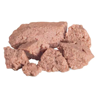 Närbild av blötfoder i bitar, brunrosa färg och grov konsistens, på vit bakgrund. Ingen förpackning eller synlig text.