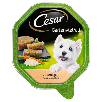 Cesar Gartenvielfalt mit Geflügel, Gemüse und Reis. Abgebildet: Hund, Karotten, Erbsen und Reis neben Produktstücken.