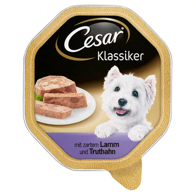 Cesar Klassiker Nassfutter mit zartem Lamm und Truthahn, Abbildung eines weissen Hundes und serviertem Futter auf einem Teller.