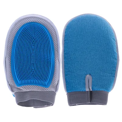 Zwei blaue Pflegehandschuhe mit Gummiborsten auf einer Seite und Stoffoberfläche auf der anderen, geeignet für Fellpflege.