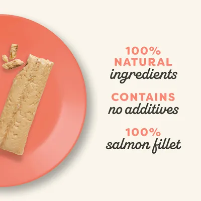 Texto en inglés: 100% natural ingredients, contains no additives, 100% salmon fillet. Imagen de un filete de salmón sobre plato rosa.