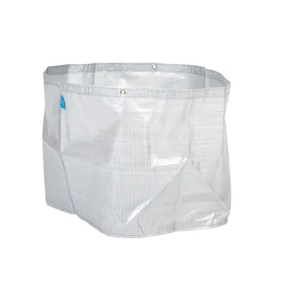 Contenedor flexible de material plástico gris con ojales metálicos en el borde superior y etiqueta azul visible en un lateral.